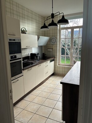Private kitchen - Vrbo Property (Guidel)