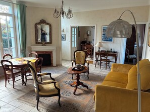 Living area - Vrbo Property (Guidel)