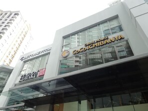 Ein Gebäude mit Hinweisschildern für 'Curry House Cocochibanya' und 'Tendon Kohaku'.