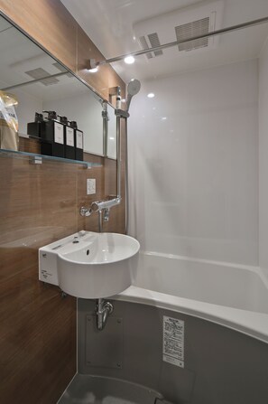 Ein modernes Badezimmer mit einem weißen Waschbecken, einem Spiegel und einer Dusche.