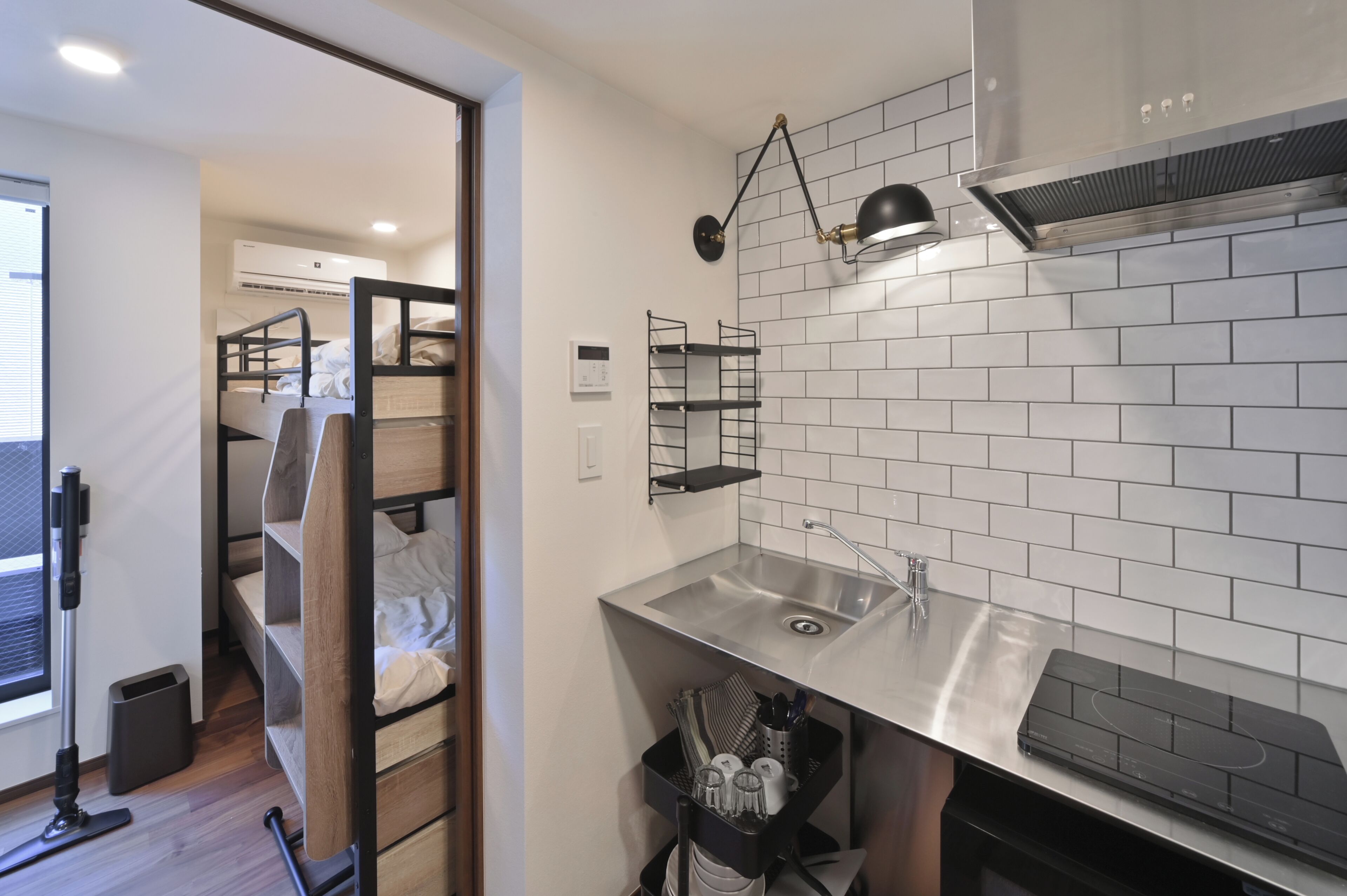 Frigobar, microondas, placa de cocina, utensilios de cocina