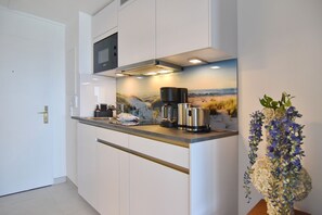 Kühlschrank, Mikrowelle, Herdplatte, Geschirrspüler