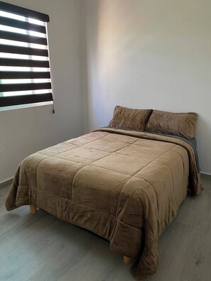 3 chambres, fer et planche à repasser, Wi-Fi, draps fournis