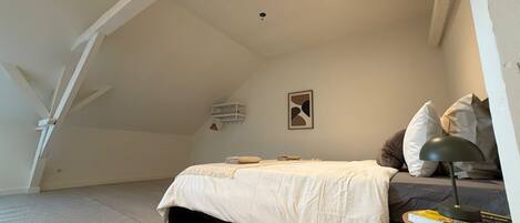 Tabla de planchar con plancha, wifi gratis, ropa de cama