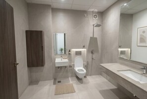 Een douche, gratis toiletartikelen, handdoeken, zeep