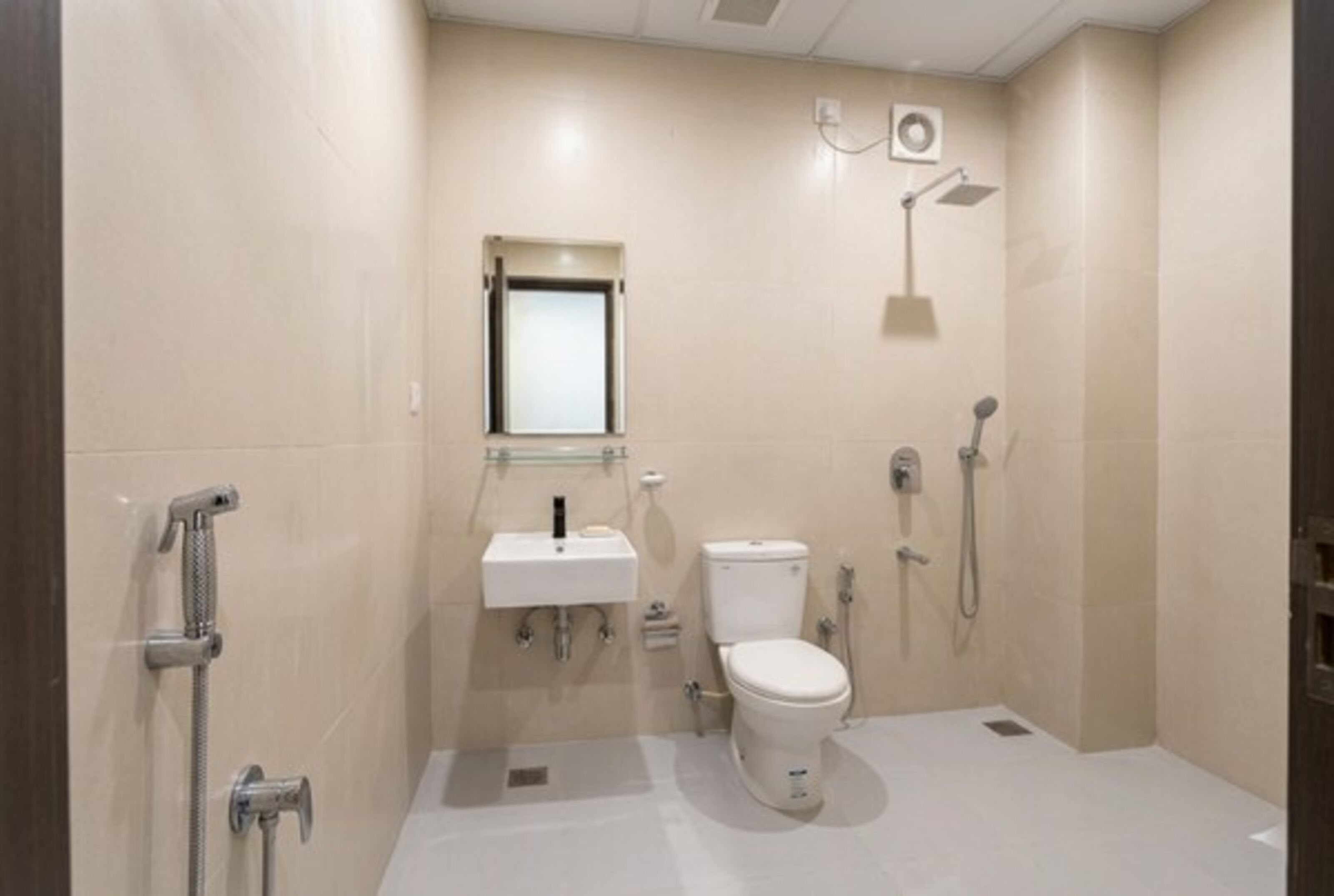 Deluxe-Zimmer | Badezimmer | Dusche, kostenlose Toilettenartikel, Handtücher, Seife