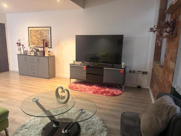 TV - Modern Bradford City Apartment Steps from Stadium and Train Station (Bradford)
