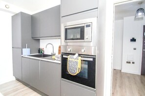 Fridge, microwave, oven, stovetop - Modern Bradford City Apartment Steps from Stadium and Train Station (Bradford)