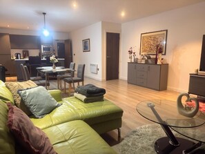 TV - Modern Bradford City Apartment Steps from Stadium and Train Station (Bradford)