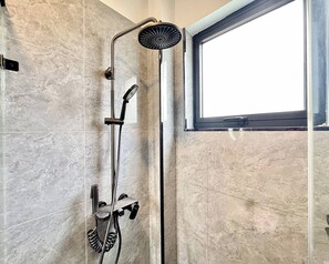 Shower, hair dryer, towels - Tranquil 2-Bedroom Apartment with Nature and City Views (Nairobi)