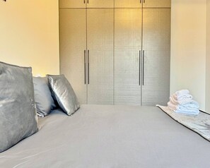 Iron/ironing board, Internet, bed sheets, wheelchair access - Tranquil 2-Bedroom Apartment with Nature and City Views (Nairobi)