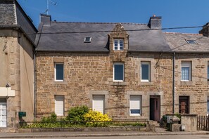 A stone building with multiple windows, a small door, and a chimney. - Cozy loft in the heart of Guingamp (Guingamp)