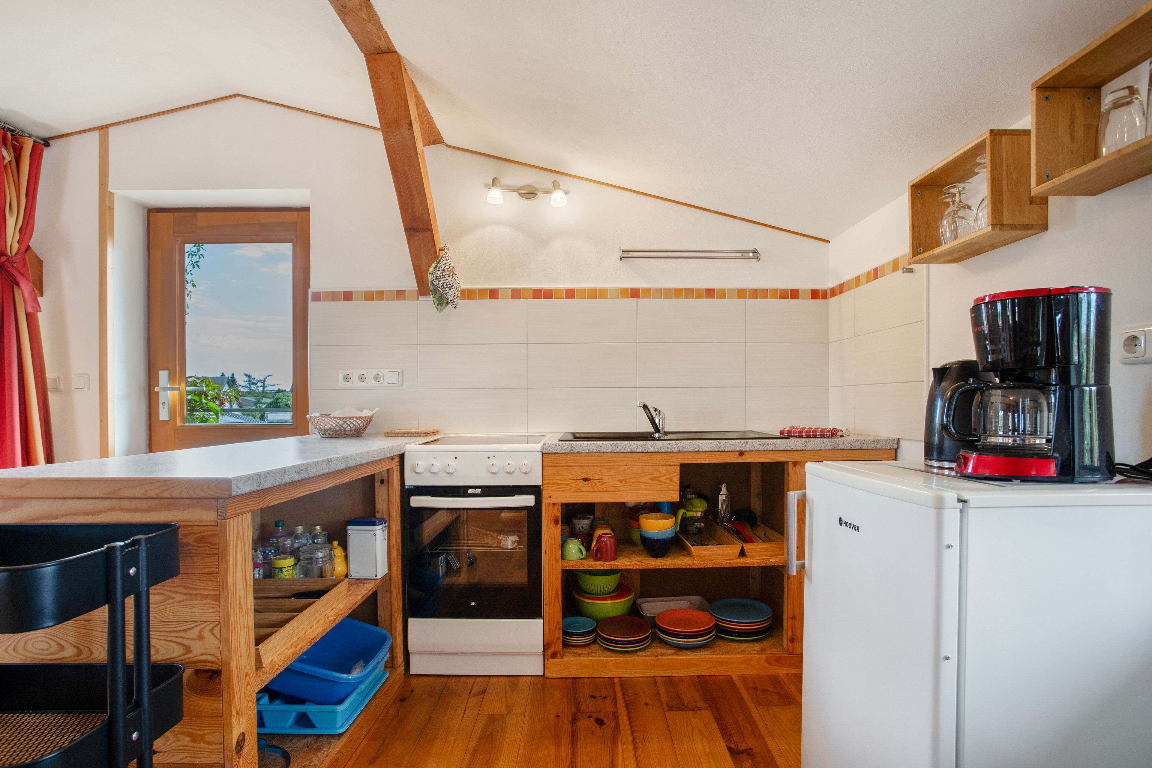 Coffee/tea maker, fridge, oven, stovetop