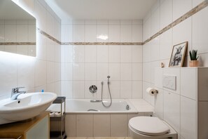 Chuveiro, secador de cabelo, toalhas de banho 