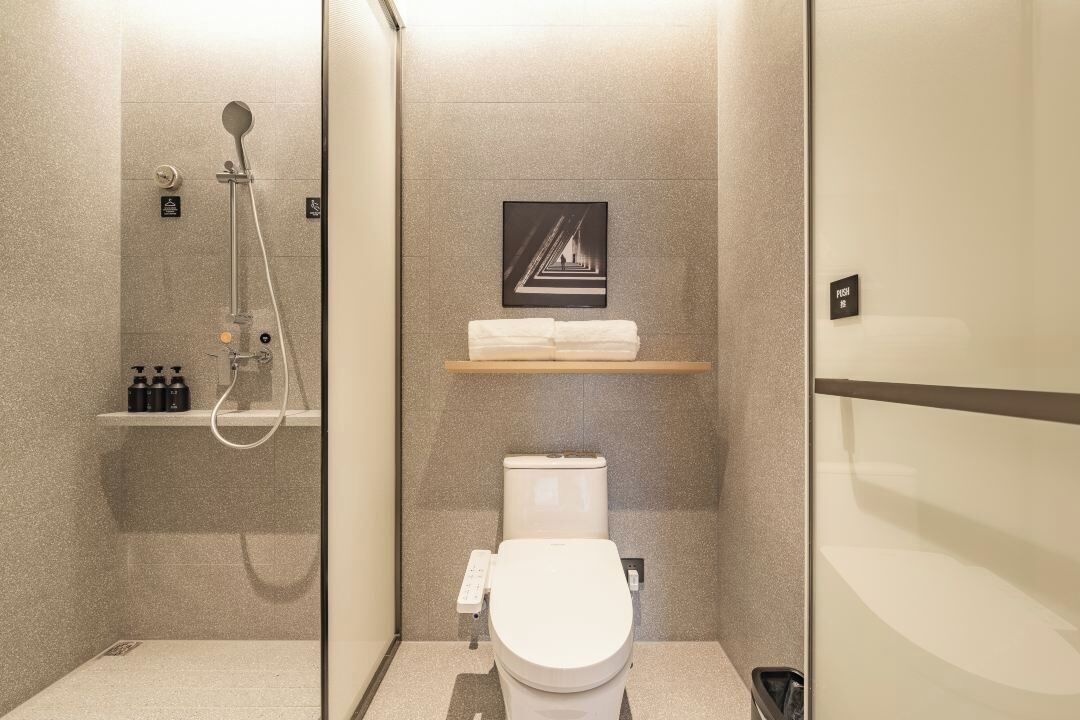Chambre Simple Classique, 1 lit une place, climatisation | Salle de bain | Douche, articles de toilette gratuits, sèche-cheveux, chaussons