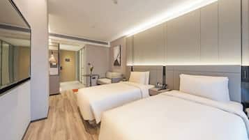 Basic Twin Room | Desk, laptop workspace, blackout curtains, soundproofing