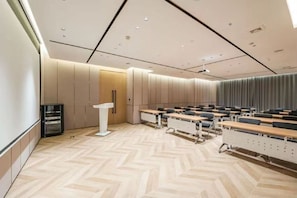 A modern classroom with a herringbone floor, white walls, and a projector screen. - Atour S Hotel - Shanghai World Expo Lujiaizui Riverside Center  (Shanghai)