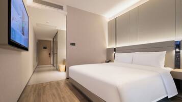 Superior Double Room, City View | Meja, ruang kerja komputer riba, langsir/tirai gelap terus, kalis bunyi