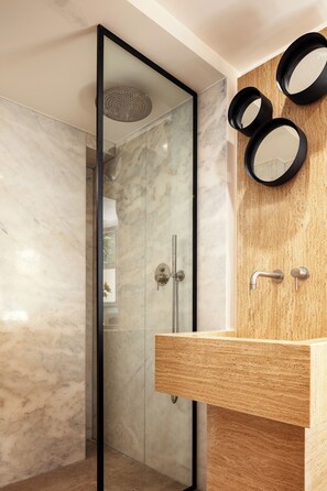 Shower, hair dryer, bidet, towels - Sea pathV old town luxury suite close to beach with alley (Rethymno)