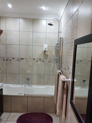 Shower - Boutique self catering Guesthouse 4 independent cottages that sleep 13 in total (City of Johannesburg Metropolitan Municipality)
