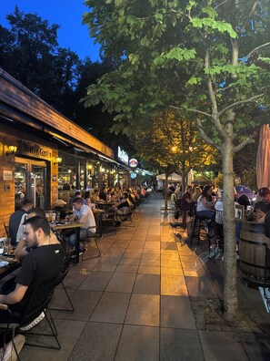 Outdoor dining - Stylish Apartment in the Heart of Debar Maalo, Skopje Center (Skopje)