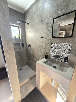 Dusche, Haartrockner, Handtücher