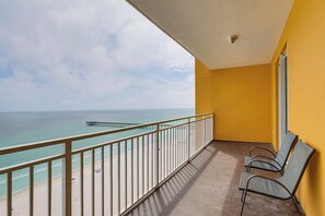 Property grounds - Walk to Pier & Water Park! Beachfront Bliss in PCB (Panama City Beach)