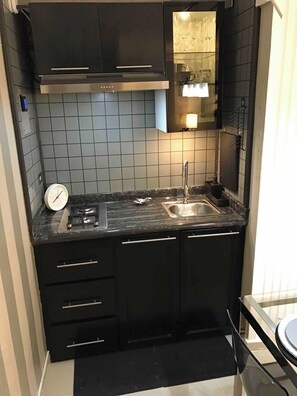Jääkaappi, liesi, kahvin-/teenkeitin, leivänpaahdin