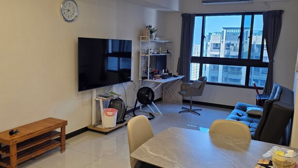 A modern living room with a flat-screen TV, a dining table with chairs, a sofa, a bench, and a large window with a city view. - Easy Inn Tainan (Monthly Lease) (Tainan City)