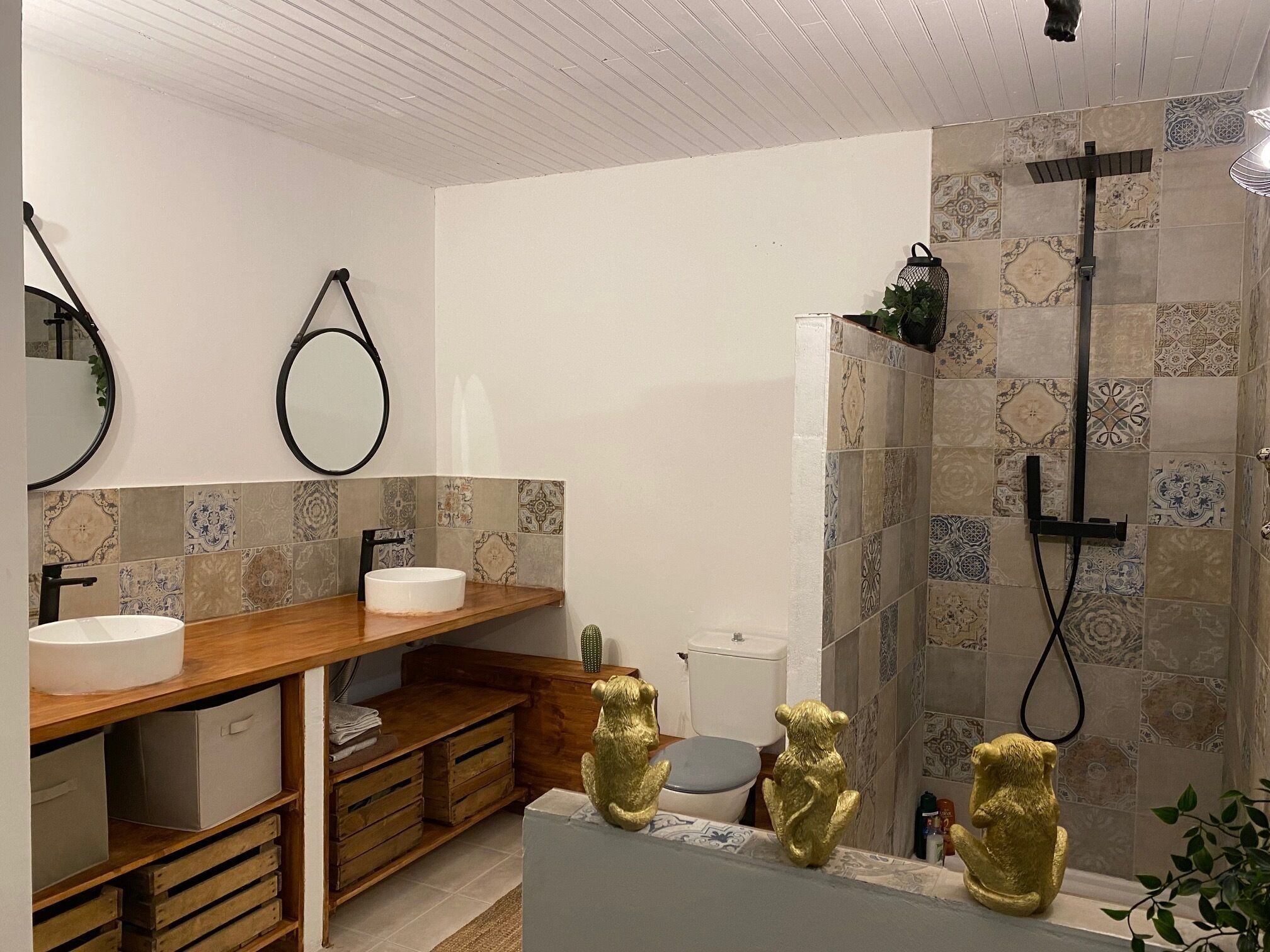 Een douche, een haardroger, handdoeken, toiletpapier