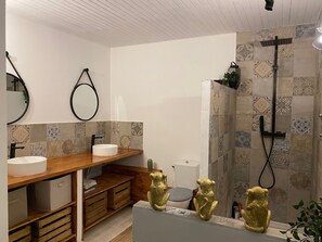 Dusche, Haartrockner, Handtücher, Toilettenpapier