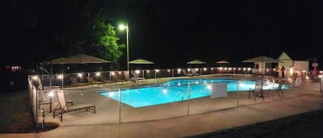 Piscina all'aperto, ombrelloni da piscina, lettini