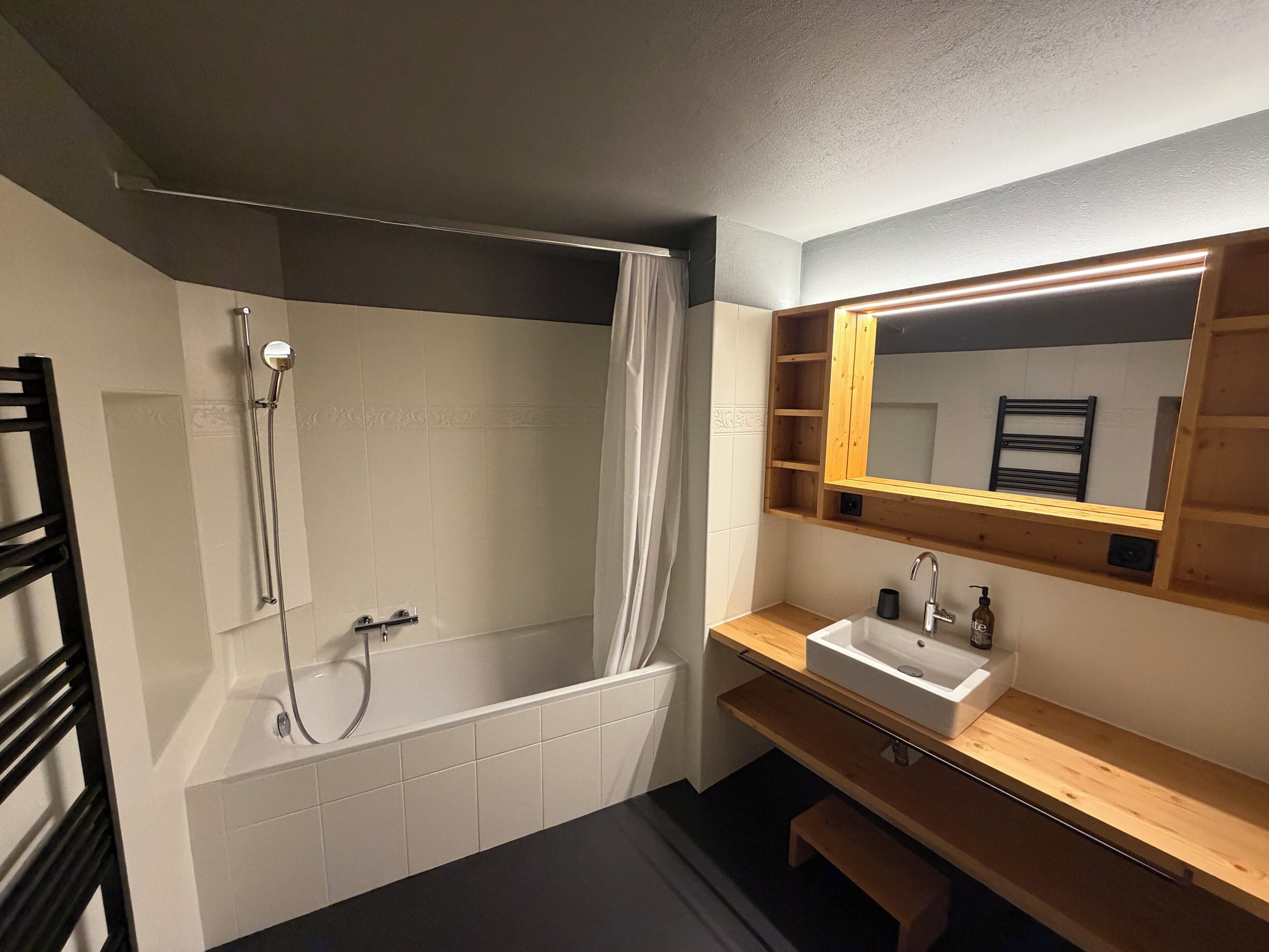 Chambre Confort | Salle de bain | Douche, séchoir à cheveux, serviettes fournies, savon