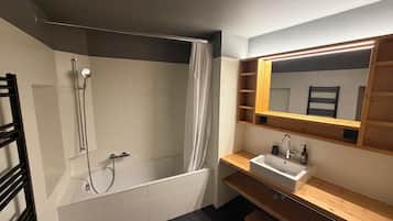 Chambre Confort | Salle de bain | Douche, séchoir à cheveux, serviettes fournies, savon
