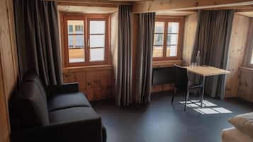 Chambre Double Confort, animaux de compagnie interdits, vue montagne | Coin séjour