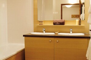 Bathroom - Apartment in Savoie with Heated Poo (Brides-les-Bains)