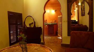 Comfort Suite, Patio, Courtyard View | Interior
