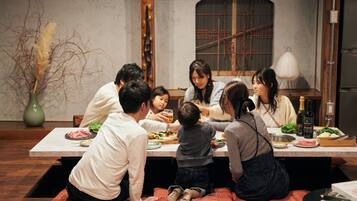 Deluxe Villa, Garden View | In-room dining