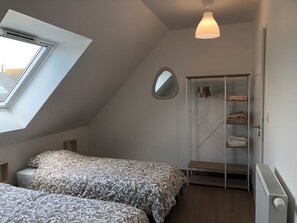 Tabla de planchar con plancha, wifi y ropa de cama