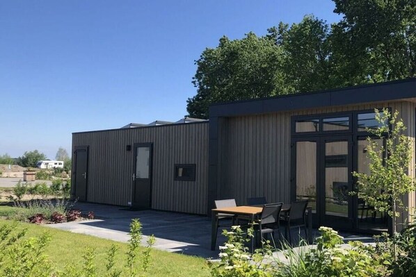 Outdoor dining - Holiday home in Enkhuizen with terrace (Enkhuizen)