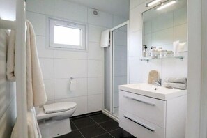 Bathroom - Holiday home in Enkhuizen with terrace (Enkhuizen)
