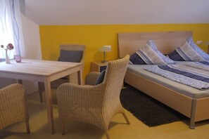 Tabla de planchar con plancha, wifi gratis y ropa de cama 