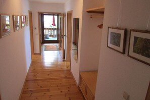A hallway with wooden flooring, a door leading to a balcony, and framed pictures on the walls. - Holiday apartment in Lug with swimming pool (Lug)