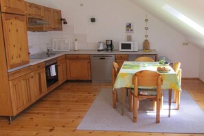 Fridge, microwave, oven, stovetop - Holiday apartment in Lug with swimming pool (Lug)
