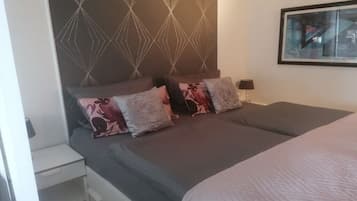 1 habitación, tabla de planchar con plancha, wifi gratis y ropa de cama