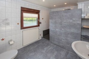 Bathroom - Holiday apartment in Zell (Mosel) with balcony (Zell (Mosel))