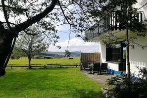 A house with a deck, a fenced yard, and a view of the countryside. - Sauerlandhaus Küstille (Medebach)