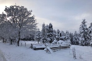 A snow-covered landscape with a fence and trees. - Sauerlandhaus Küstille (Medebach)