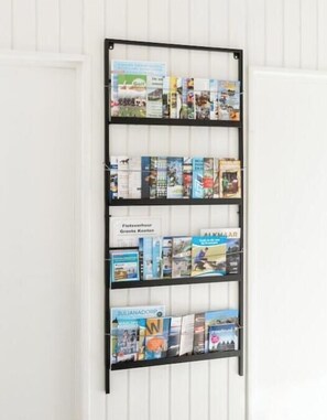 A wall-mounted rack with travel brochures. - Holiday home with 2 bedrooms (Callantsoog)