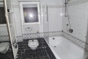 Douche, séchoir à cheveux, bidet